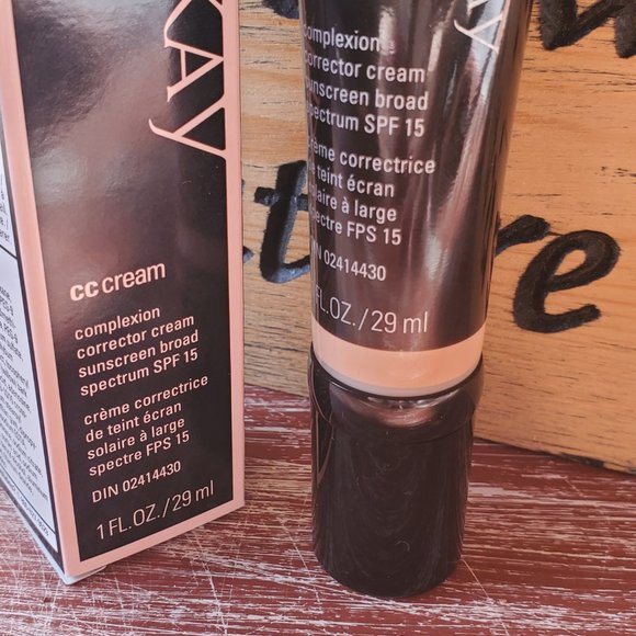Light to Medium Cover Cream Sunscreen SFP 15 - Mary Kay - Picture 1 of 10